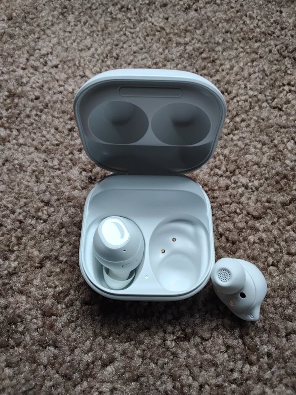 Samsung Galaxy Earbuds with Charging Case USB - Picture 7 of 11